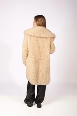 Tapado largo de eco piel sintética con textura de pelo largo, diseño oversized y cuello amplio.