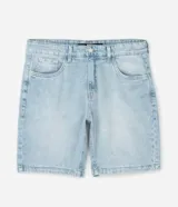 Bermuda masculina de denim negro en modelo slim con cintura fija, trabillas para cinturón, cierre tradicional y bolsillos delanteros y traseros.