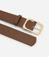 Cinturón de mujer ancho de color camel, confeccionado en poliuretano (PU) con una hebilla metálica cuadrada de color dorado.