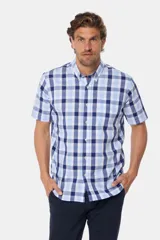Camisa de hombre a cuadros en tonos azul, blanco y rosa, de manga corta y corte clásico. Confeccionada en algodón y con botones personalizados.