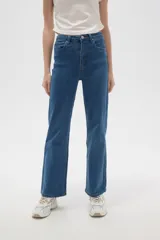 Pantalon de jean de corte recto y tiro alto, con diseño clásico de cinco bolsillos y cierre frontal con botón y cremallera.