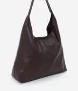 Cartera hobo grande marca Satinato de color marrón oscuro, confeccionada en poliuretano (PU) con textura suave tipo cuero. Posee un diseño estructurado con base reforzada, apertura superior con botón a presión y una única asa larga para llevar al hombro.
