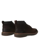 Botas de cuero tipo chukka con cordones, diseño de caña media y suela de goma con detalle de costura vista.