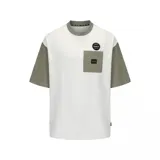 Remera Hurley de corte boxy, con cuerpo en color blanco y mangas y cuello en verde militar. Presenta un bolsillo frontal en el pecho con etiqueta de la marca y un parche circular decorativo.