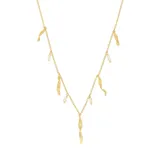 Collar dorado con cadena fina y dijes colgantes de perlas barrocas y piezas irregulares con textura.