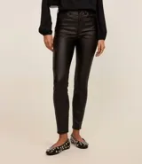 Pantalón skinny de sarga resinada color marrón, con cintura media, trabillas y bolsillos.