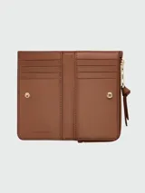 Billetera mediana Marc Jacobs de cuero marrón, con cierre de cremallera lateral y múltiples ranuras internas para tarjetas.