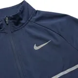 Campera deportiva Nike modelo Rapel Miller, color negro con detalles reflectantes en el pecho y el logo de la marca en tono plateado. Cuenta con cierre frontal completo y cuello alto.
