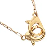 Collar dorado con cadena de eslabones rectangulares y dije de mosquetón entrelazado.