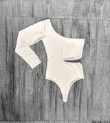 Body de microfibra con un hombro descubierto, manga larga y abertura en la cintura.