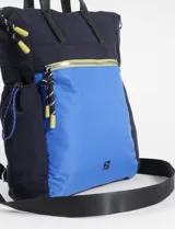 Mochila tipo shopper color negro, con diseño funcional que incluye múltiples bolsillos con cierre, correas de hombro y detalles en cordón con punteras rojas.