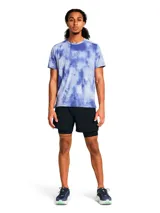Short deportivo 2 en 1 Under Armour, compuesto por un short exterior ligero de tejido técnico y un short interior de compresión integrado. Presenta cintura elástica con cordón interno, bolsillos laterales y logo reflectante en el frente.