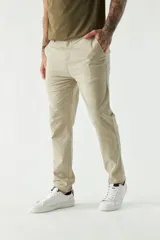 Pantalón chino de corte slim, color azul marino, con cierre frontal y bolsillos laterales.