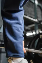Pantalón de corte recto confeccionado en felpa pesada de algodón, con diseño minimalista y bordado sutil de la marca.