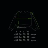 Sweater tejido reversible de corte boxy fit, con cuello redondo y puños acanalados. Presenta un diseño gráfico abstracto de estilo gótico que recorre el pecho y las mangas. Un lado es de color marrón oscuro con detalles en beige, y el otro lado es de color beige con detalles en marrón oscuro.