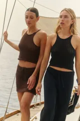 Top negro tejido calado con escote redondo.