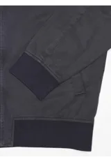 Campera tipo bomber color marrón, de microfibra, con cierre frontal completo, bolsillos laterales ribeteados y puños, cuello y ruedo de rib elástico.