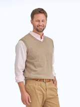 Chaleco de punto con cuello en V, color beige, con paneles laterales acanalados.