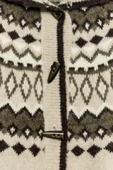 Chaqueta de punto con diseño jacquard de estilo nórdico, en tonos beige, marrón y blanco. Presenta capucha, cierre frontal con botones tipo trenca y mangas largas con puños ajustados.