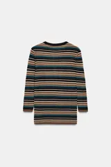 Jersey de punto de manga larga y cuello redondo con cierre frontal de botones. Presenta un diseño de rayas horizontales en tonos marrones, negros, blancos y azules.