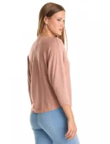 Buzo de tejido fino con escote en V, mangas tres cuartos estilo dolman y corte holgado.