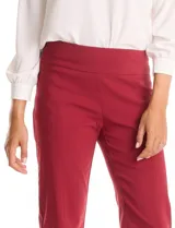 Pantalón sastrero de corte recto y entallado, con nervadura central vertical que estiliza la silueta. Cuenta con cintura ancha de soporte, panel de malla interna para control abdominal y bolsillos posteriores simulados.