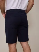 Bermuda de hombre color azul marino, confeccionada en sarga con 5 bolsillos. Composición: 98% algodón y 2% elastano.