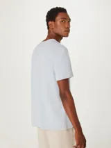 Camiseta de manga corta con cuello redondo, corte ajustado y diseño básico.