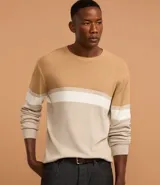 Suéter de punto color beige con bloques de color marrón, blanco y beige claro. Tiene cuello redondo y mangas largas.