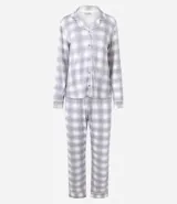 Conjunto de pijama estilo americano compuesto por camisa de manga larga con cierre frontal de botones y pantalón largo con cintura elástica. Presenta un estampado de cuadros en tonos gris y blanco.