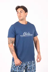 Remera azul con frase estampada en blanco: "Olvidar es como una herida. La herida puede sanar, pero deja una cicatriz".