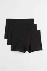Pack de tres calzoncillos tipo trunk de color negro, confeccionados en punto elástico con costuras planas y cintura elástica. Presentan piernas cortas y parte delantera forrada para mayor comodidad.