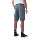 Shorts cargo de denim color azul oscuro, con bolsillos laterales con solapa en las piernas y trabillas para cinto.