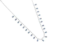 Collar de plata 925 con dijes de cristal color zafiro en forma de barra.