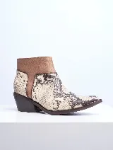 Bota corta de cuero con estampado de piel de serpiente en tonos beige y marrón, con puntera en punta y caña de corte recto en cuero negro.