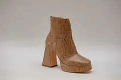 Botas de cuero color marrón con estampado croco, plataforma y taco cuadrado. Cierre lateral con cremallera.
