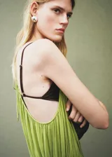 Vestido maxi largo de tejido plisado color verde, con tirantes finos, cuello escotado y cintura fruncida con elástico.