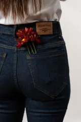 Pantalón de jean azul oscuro, corte semi oxford con abertura lateral en el ruedo y tiro medio.