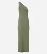 Vestido midi de color verde militar, confeccionado en tejido rib de poliamida. Presenta diseño de un solo hombro, fruncidos laterales a lo largo del cuerpo y tajo lateral en el bajo.