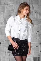 Minifalda negra de lentejuelas con cintura alta y corte ajustado.