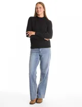 Buzo de tejido de punto color beige, con cuello alto y mangas largas. Presenta un diseño de calce ajustado con puños y ruedo acanalados.