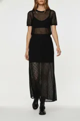 Falda midi de corte recto confeccionada en tejido de encaje con transparencia, presentando un diseño elegante y versátil.