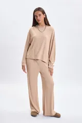 Hoodie de tejido rib color beige, con capucha, manga larga y corte holgado.