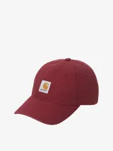 Gorra tipo baseball de Carhartt, confeccionada en lona de algodón color bordó, con parche rectangular con el logo de la marca en el frente.