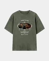 Remera oversize verde militar con efecto lavado, de manga corta, con estampa frontal temática de la película Fight Club y detalles de texto en blanco.