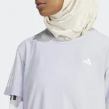 Remera deportiva Adidas Own The Run de manga corta, color celeste pálido/lavanda, con tejido texturizado y detalles reflectantes. Presenta el logo de Adidas en el pecho y las tres franjas reflectantes en ambas mangas. El cuello tiene una cinta interior con el texto "RUNNING".