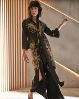 Túnica negra de gabardina de lana con estampado artesanal en tonos ocres. Cuenta con cuello mao, bolsillos laterales y dos piezas a modo de bufandas que se pueden anudar de diferentes maneras.