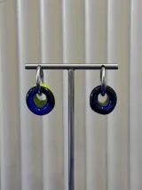 Aros tipo argolla de plata 925 con dijes circulares de vidrio en colores azul y verde lima.