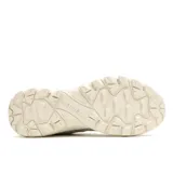 Zapatillas de senderismo Merrell Tempo Sol Pigeon, color gris claro con detalles en gris oscuro y suela color crema. Confeccionadas en gamuza y malla transpirable, con cierre de cordones, cuello acolchado, forro de malla reciclada, plantilla de espuma EVA reciclada y entresuela de goma EVA.