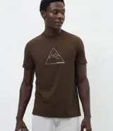 Remera de algodón color marrón con cuello redondo, mangas cortas y estampado geométrico de montaña en el pecho.